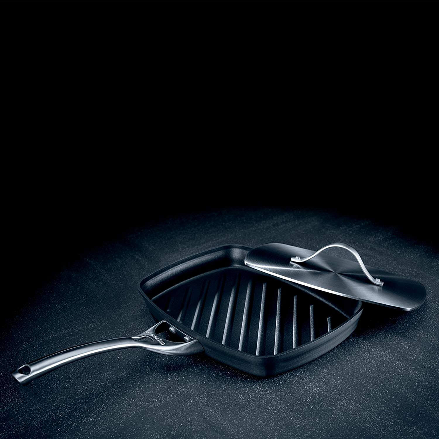 Calphalon Contemporary Hard-Anodized Aluminum pan