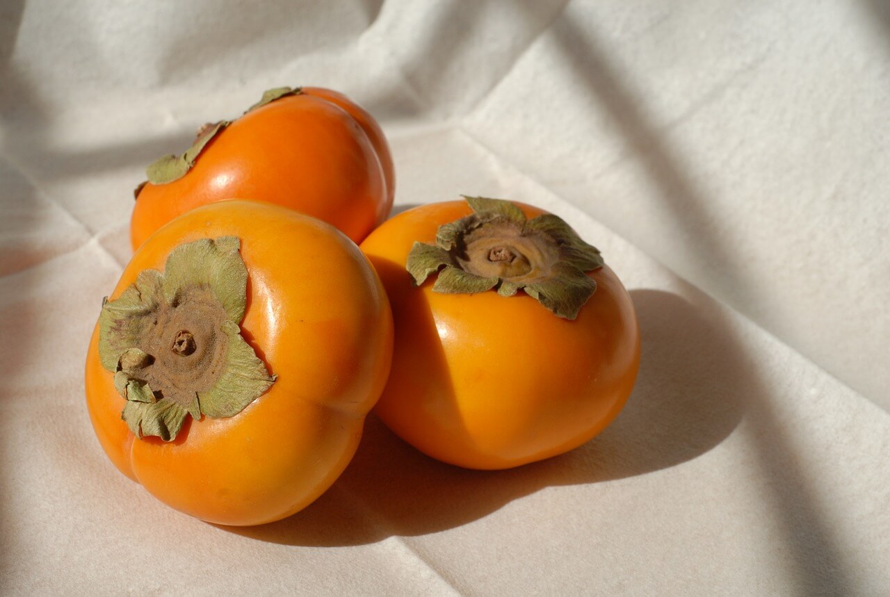Can persimmons be eaten on an empty stomach